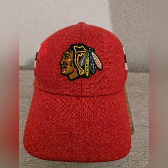 Authentic NHL Adidas Chicago Blackhawks Hat Youth Fitmax Elastic Stretch Fit - Picture 1 of 7